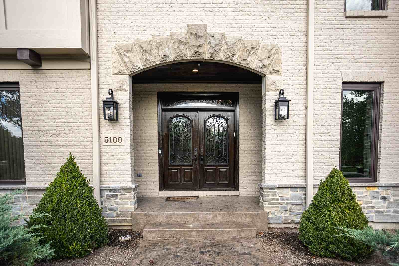 Amberley Village Facade